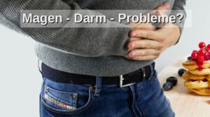 Startseite 10 Mann hält sich mit beiden Händen den Bauch; daneben stehen Waffeln mit Beeren. Schriftzug: „Magen-Darm-Probleme?“